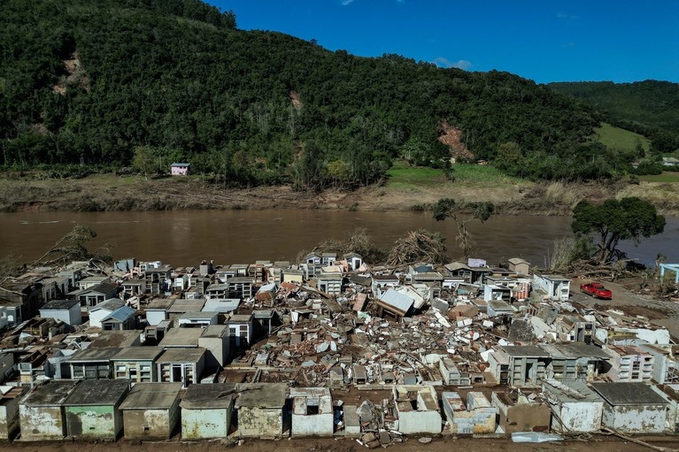 Campionatul brazilian de fotbal, suspendat până la sfârşitul lunii din cauza inundaţiilor grave din sudul ţării