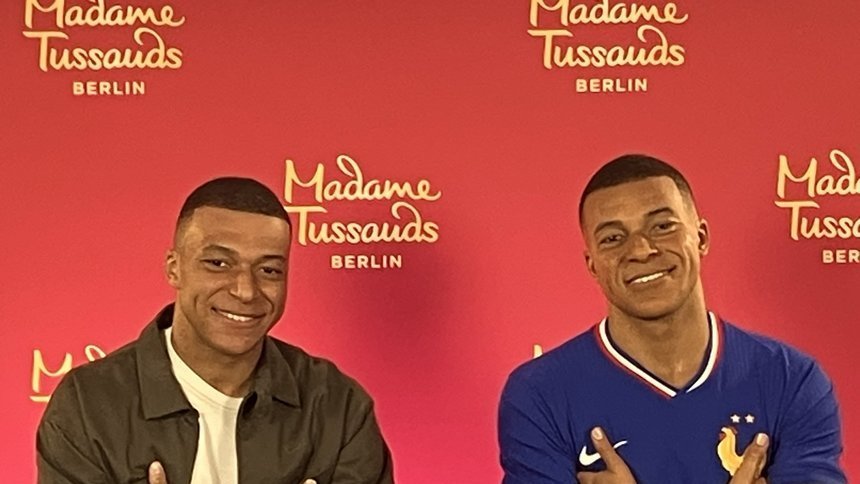 Kylian Mbappe va avea statuie de ceară la muzeul Madame Tussauds Berlin. Fotbalistul a dezvelit statuia la Paris