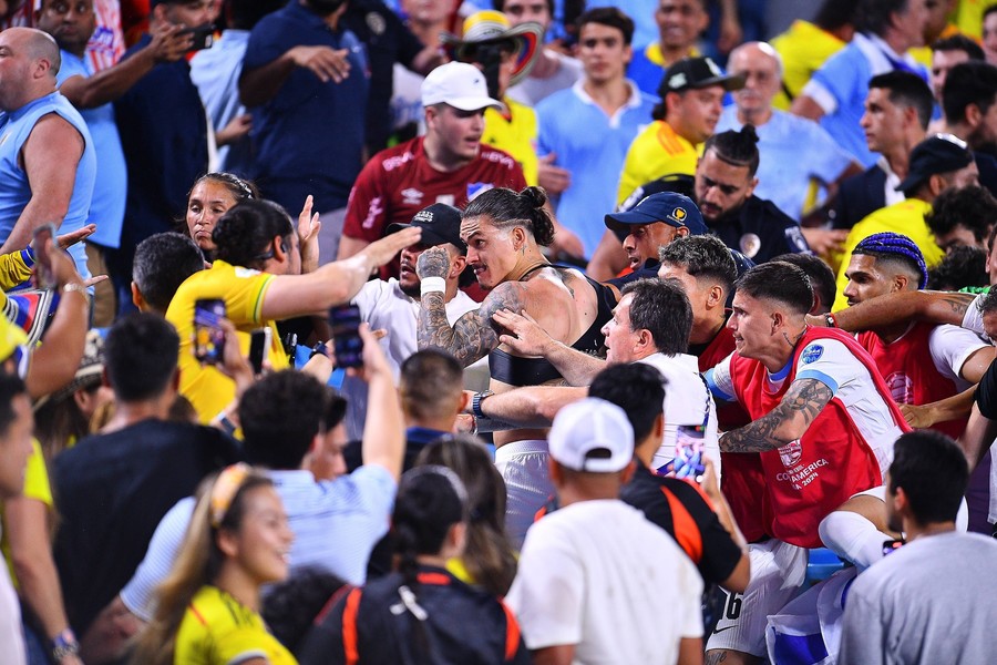 VIDEO | Secvenţe halucinante la Copa America! Darwin Nunez s-a luat la bătaie cu fanii columbieni