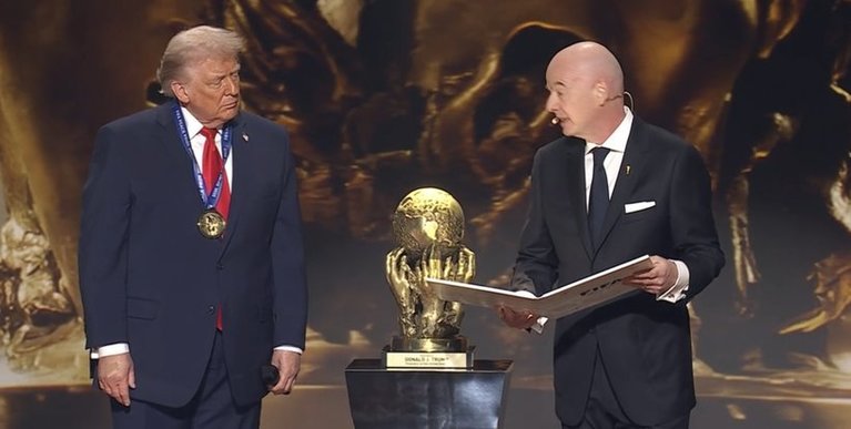 Trump a cerut ca trofeul ”Premiul FIFA pentru pace” oferit de Infantino să fie la fel de înalt ca trofeul Cupei Mondiale