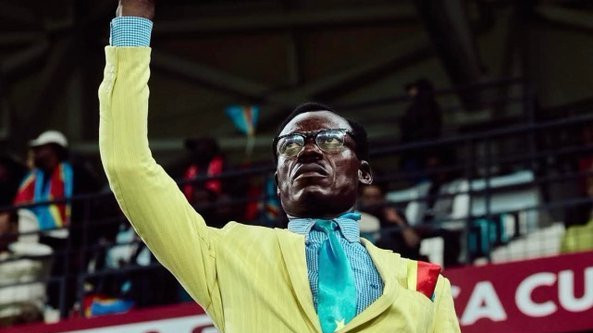 Michel Kuka Mboladinga, poreclit ”Lumumba”, vedeta CAN. Omul-statuie rămâne nemişcat în tribună pe durata meciurilor 