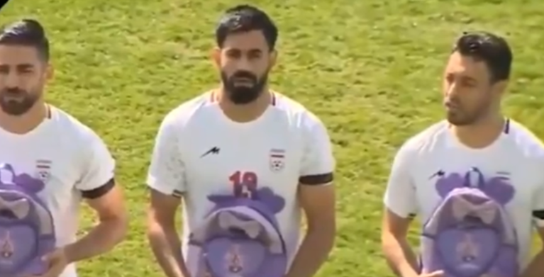 Fotbaliştii iranieni, cu ghiozdane pe teren la un meci amical, în semn de solidaritate cu fetele ucise în Iran