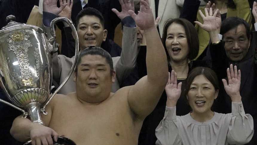 Un tânăr luptător de sumo cu o ascensiune fulminantă a bătut un record vechi de 110 ani