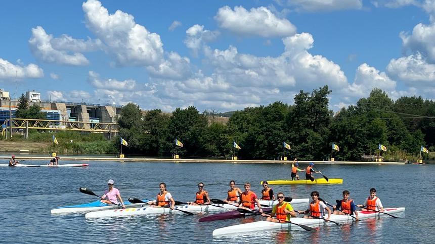 Aproape 300 de kaiacişti juniori din 31 de cluburi se întrec într-un regal sportiv pe pista olimpică de la Bascov