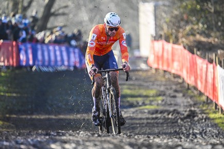 Mathieu Van der Poel a câştigat al şaptelea titlu de campion mondial şi a egalat recordul lui Eric De Vlaeminck