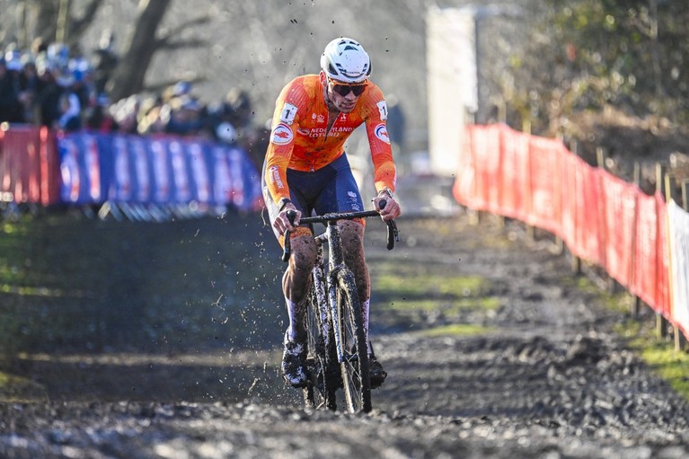 Mathieu Van der Poel a câştigat al şaptelea titlu de campion mondial şi a egalat recordul lui Eric De Vlaeminck