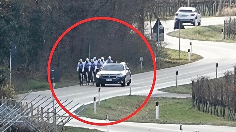 Incredibil! Focuri de armă trase la antrenamentul unei echipe italiene de ciclism