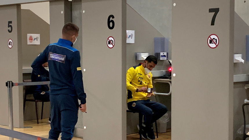 Jucătorii naţionalei României, testaţi pentru Sars-CoV-2 la aeroportul Keflavik
