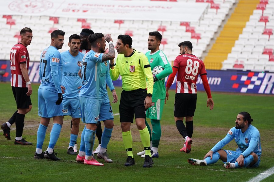 VIDEO | Şumudică şi Maxim, învinşi după două faze controversate. Momentele în care Gaziantep a contestat deciziile arbitrului