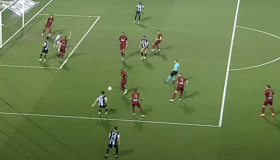 Haos în derby-ul de aseară! Oaspeţii au sărit pe arbitru la pauză: ”O ruşine ce s-a întâmplat! Federaţia şi liga să intervină”