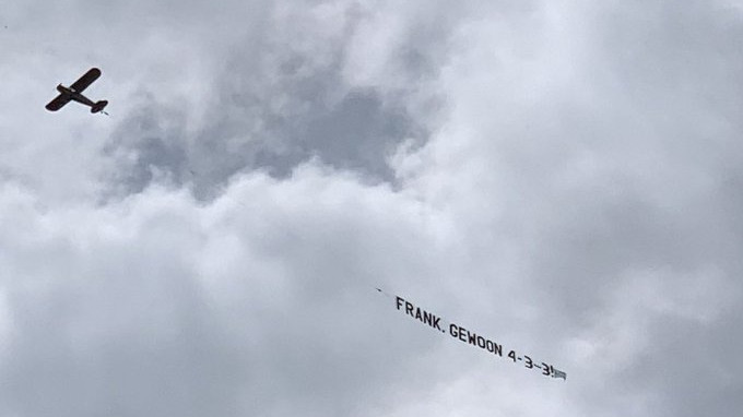 Antrenamentul Olandei, perturbat. Un elicopter a afişat un mesaj pentru selecţionerul Frank de Boer