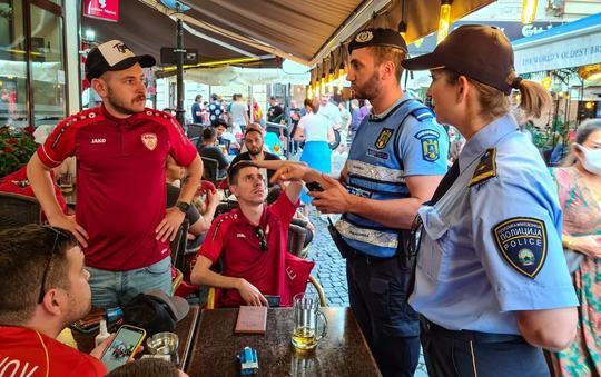 FOTO | Jandarmi şi poliţişti au discutat cu fanii străini, în Centrul Istoric al Capitalei, despre regulile ce trebuie respectate în timpul EURO