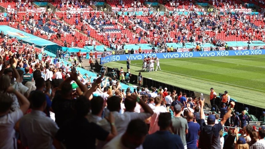 Continuă momentele oribile la EURO 2020! Un suporter se află în stare gravă, după ce a căzut din tribună la meciul Anglia – Croaţia