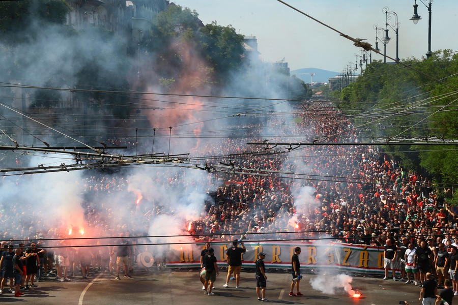 VIDEO | Atmosferă incredibilă la Budapesta, înaintea meciului Ungaria - Portugalia, la EURO 2020. Mii de fani maghiari mărşăluiesc pe străzi