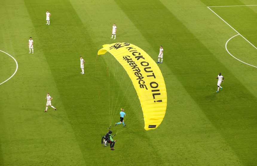 VIDEO | Incident inedit înaintea meciului Franţa - Germania, la EURO 2020. Un activist Greenpeace a aterizat cu paraşuta pe teren