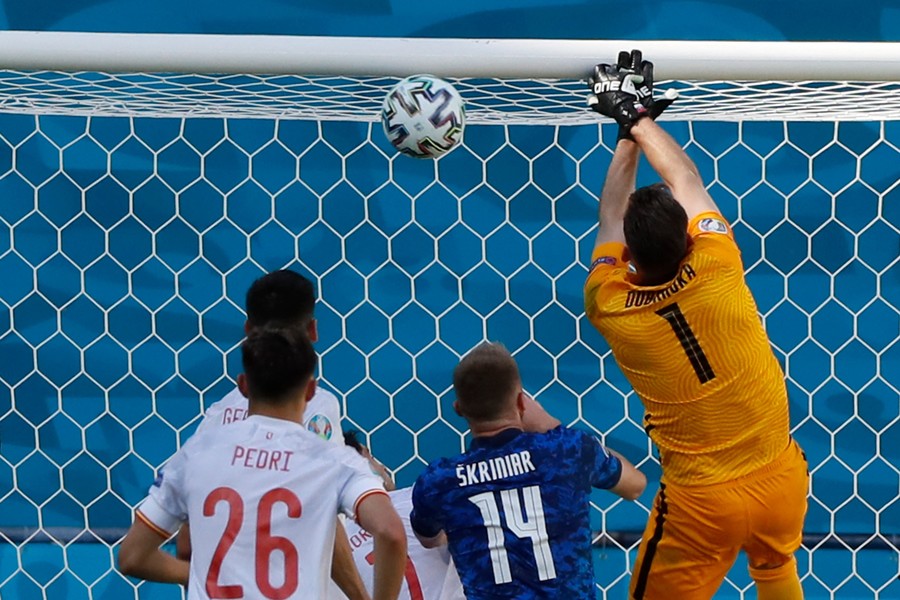 Autogolul halucinant al lui Dubravka, al şaptelea de la EURO 2020! Mai multe autogoluri decât la toate ediţiile de Campionat European din 2004 încoace