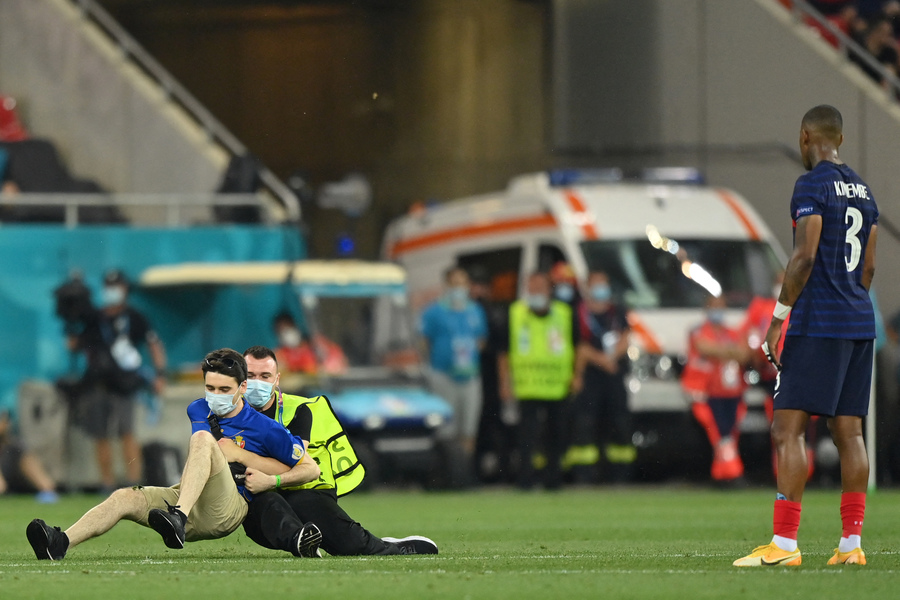 GALERIE FOTO | Un spectator a intrat pe teren şi a întrerupt meciul Franţa - Elveţia, de pe Arena Naţională, în optimile EURO 2020
