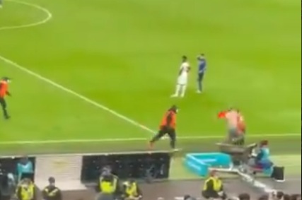 VIDEO | Un suporter a intrat pe teren în timpul finalei EURO. Oamenii de ordine s-au chinuit să-l prindă 