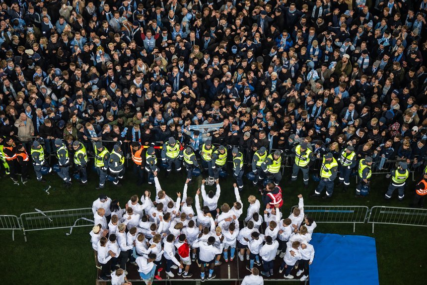 După o întrerupere lungă a meciului cu Elfsborg, Malmö a fost încoronată campioană a Suediei