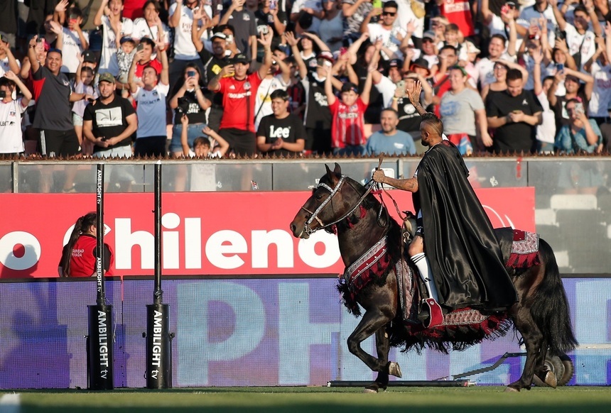 Prezentare inedită a lui Arturo Vidal la revenirea la Colo-Colo. Jucătorul a venit cu elicopterul şi a salutat fanii călare, cu o sabie în mână