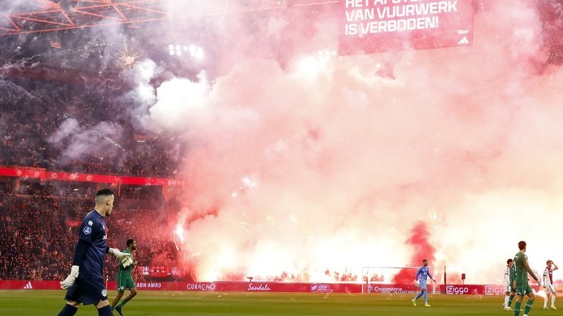 Meciul Ajax-Groningen, oprit din cauza fumigenelor aprinse în memoria unui suporter, se va relua fără spectatori