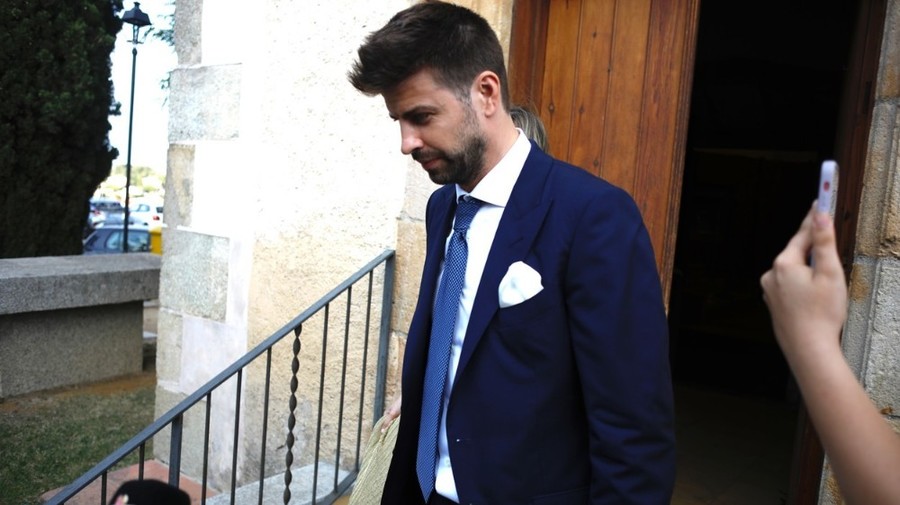 Suspendare record pentru Pique, după ce fostul star al Barcelonei i-a ameninţat pe arbitri la un meci de liga a doua

