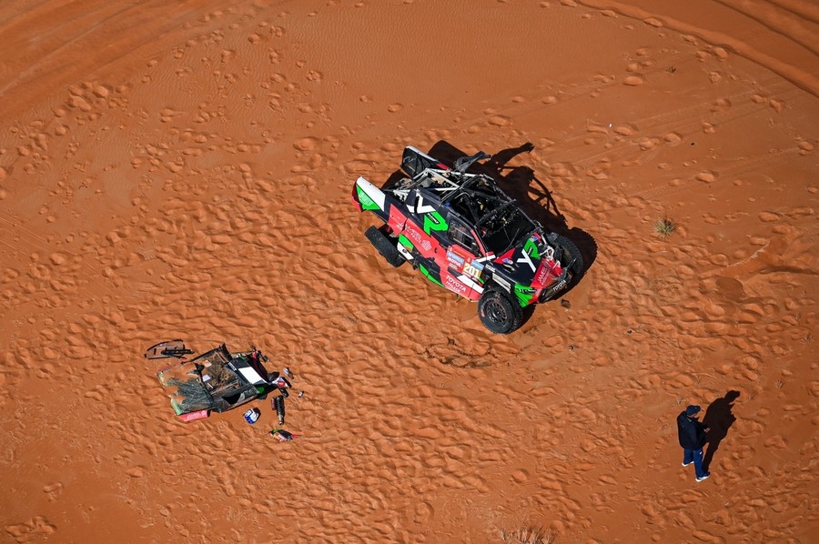 Trei favoriţi, OUT din bătălia clasei auto a Dakar, după etapa maraton. Yazeed Al-Rajhi şi-a făcut maşina praf