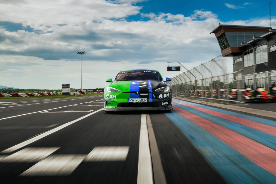 Premieră în motorsport: Dominic Marcu aduce prima Tesla Model S Plaid de curse din Europa la startul etapei Transalpina Challenge