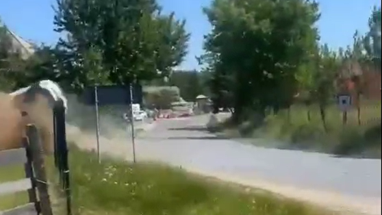 VIDEO | Accident grav la Raliul Clujului. Echipajul turc a scăpat nevătămat după ce a rupt un gard