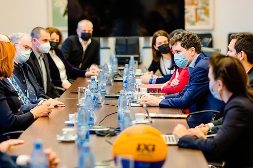 Nicuşor Dan a discutat cu o delegaţie a reprezentanţilor baschetului mondial şi naţional despre găzduirea în Capitală a Campionatului Mondial de Baschet 3x3 U23
