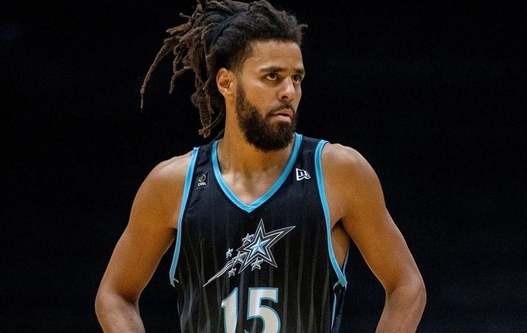 Vedeta rap americană J. Cole a semnat un contract cu o echipă din China