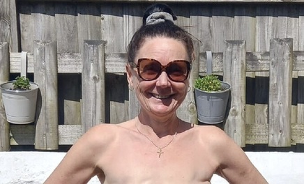O supravieţuitoare a cancerului la sân va alerga topless la maratonul de la Londra pentru a contribui la eliminarea stigmatului mastectomiei