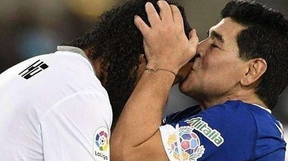 Moartea lui Diego Maradona l-a întristat şi pe omul cu cel mai frumos zâmbet din istoria fotbalului. Mesajul emoţionant al lui Ronaldinho