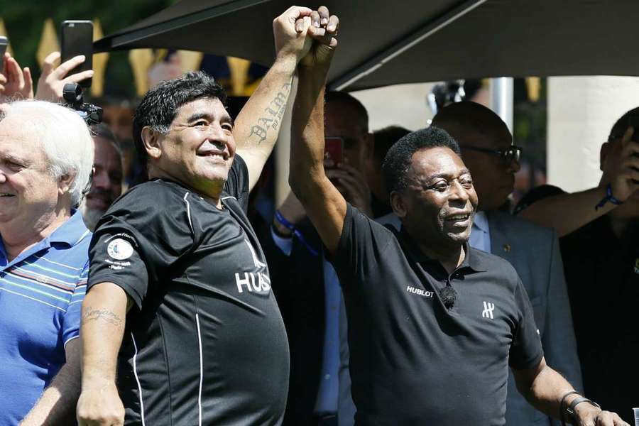 Mesaj emoţionant primit de Diego Maradona, de la marele rival Pele, cu ocazia zilei de naştere. ”Să continui să zâmbeşti şi să mă faci şi pe mine să zâmbesc"