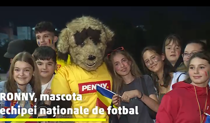 Micuţii fani ”tricolori” au celebrat victoria alături de Ronny, mascota echipei naţionale