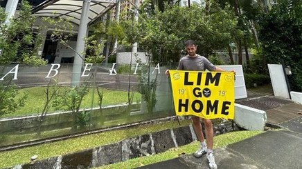 ”Avertisment sever” pentru un cuplu spaniol reţinut în Singapore, unde se afla în luna de miere, după ce a protestat la adresa lui Peter Lim, proprietarul clubului Valencia