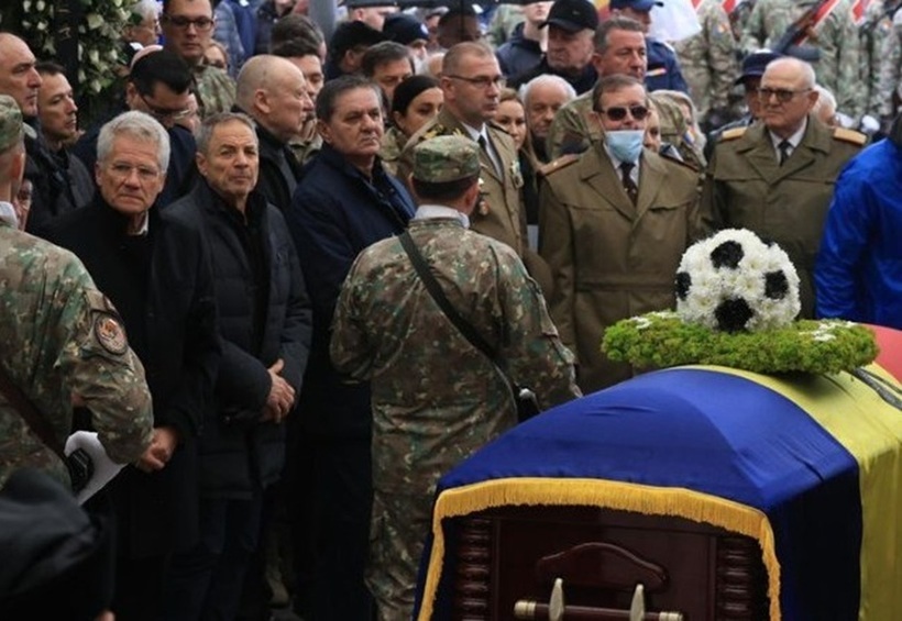 Fotbalul românesc şi-a luat rămas bun sâmbătă de la Ienei. O bucată din gazonul de pe Ghencea, aşezată în mormânt
