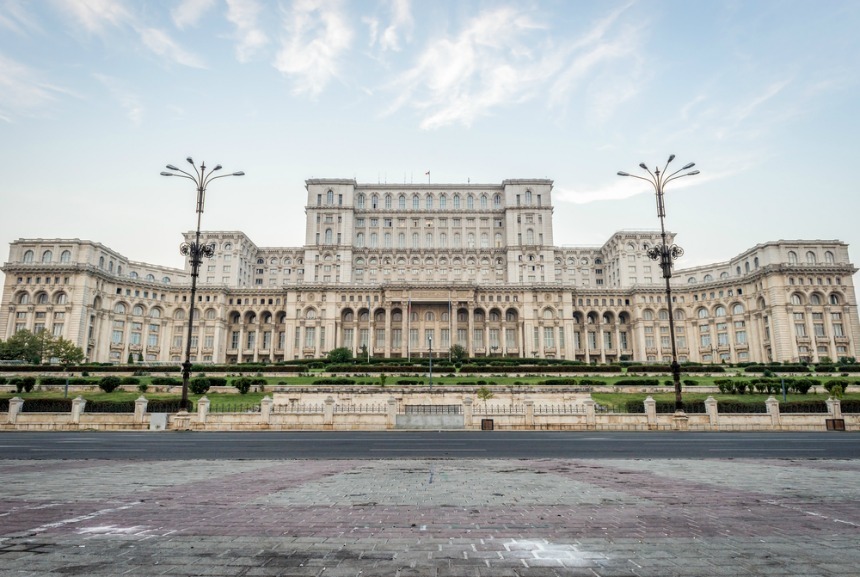 Faţada principală a Palatului Parlamentului, iluminată în culorile roşu şi albastru, la 40 de ani de când Steaua a câştigat Cupa Campionilor Europeni
