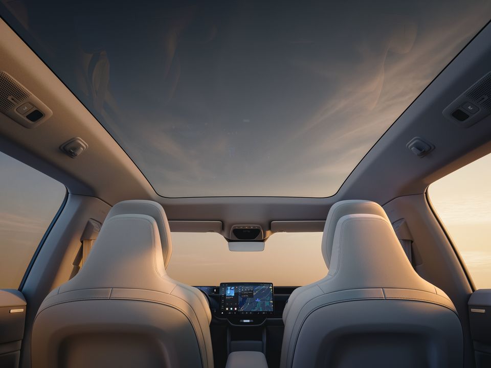 //i0.1616.ro/media/581/3142/38224/22799122/8/jpg-full-vin0221-electrochromicsunroof-wg20-ex60-row-shaded.jpg