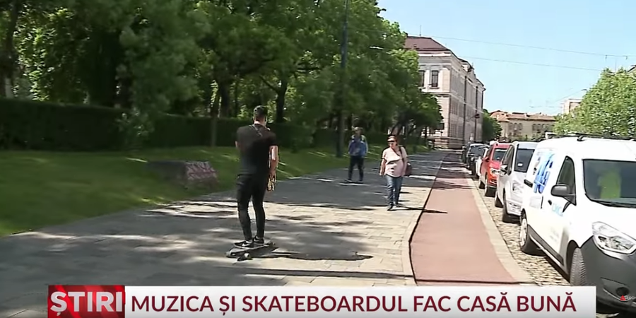 VIDEO | Artistul sportiv: cu saxofonul şi skateboardul pe străzile Clujului