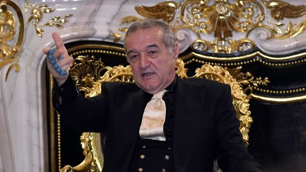 Trei dintr-un foc! Gigi Becali a văzut prima repriză a meciului cu Lyon şi a dat ordinul! Schimbările făcute de FCSB la pauza meciului cu francezii