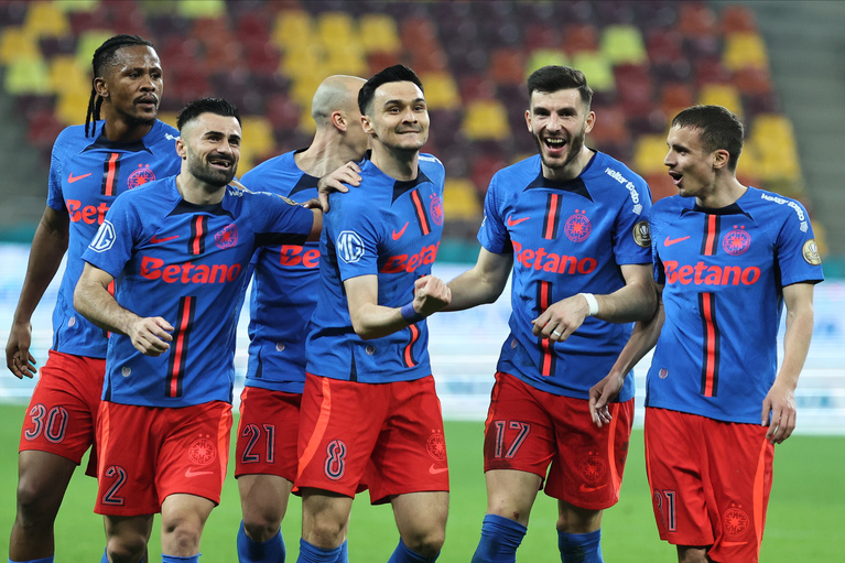 A vrut cartonaş roşu pentru FCSB în prima repriză! Reacţia incredibilă după decizia arbitrului. „Să-mi bag p*** în mă-ta!”