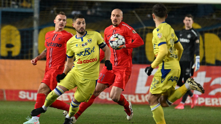 Suporterii de la Petrolul Ploieşti râd de Gigi Becali şi FCSB