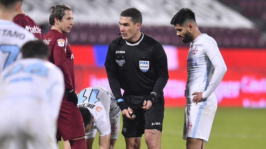 Kovacs l-a "repezit" pe Man: "Cine eşti, mă, tu să vorbeşti aşa cu mine?". Replica primită de arbitru şi reacţia lui Daniel Stanciu