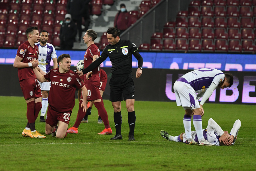 VIDEO | Edi Iordănescu, marele susţinător al arbitrilor, după ce a primit două penalty-uri. "Am pus prea mult la zid arbitrajul. Trebuie să le dăm încredere"