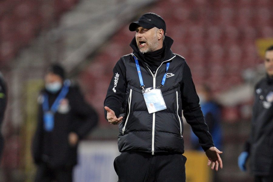 Edi Iordănescu, supărat pe arbitraj, la finalul meciului cu Universitatea Craiova. ” Ia decizii într-o anumită direcţie”