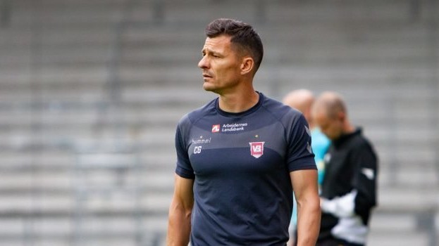 Costel Gâlcă infirmă zvonurile despre preluarea celor de la CFR Cluj, dar admite că ar vrea să revină în ţară. „N-am fost căutat de nimeni de la club, n-au existat tatonări nici măcar prin intermediari”