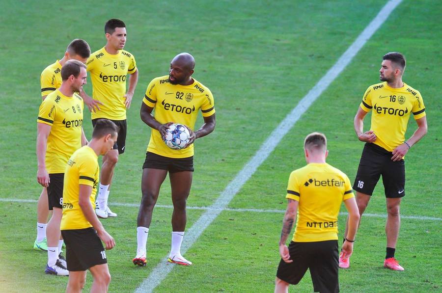 EXCLUSIV | El e înlocuitorul lui Alex Chipciu? Fotbalistul surprins alături de jucătorii campioanei României, înainte de meciul cu Young Boys