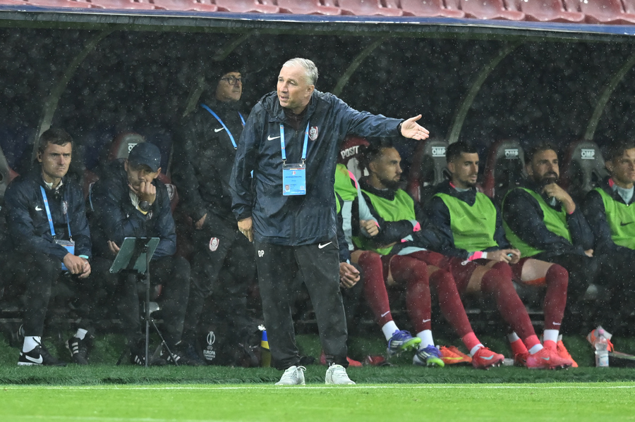 Dan Petrescu, nervos pe oficialii formaţiei din Gruia! "Mie nu-mi plac astea!"