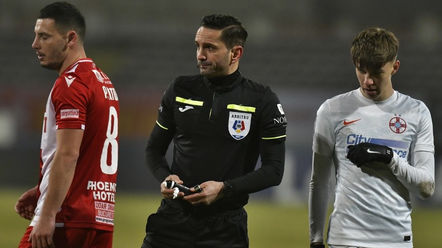 Fanii dinamovişti, înfuriaţi de arbitrajul lui Colţescu în derby! "A ştiut unde să ciupească. Sebastiane, lasă-te şi du-te"
